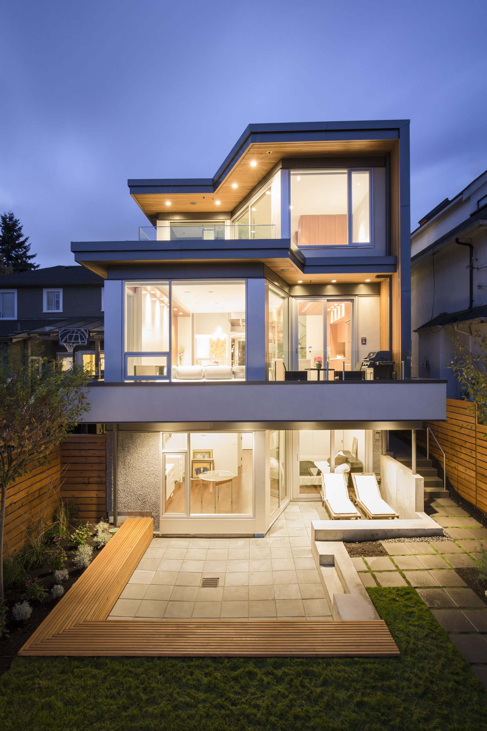 Back view of a contemporary home in Vancouver.